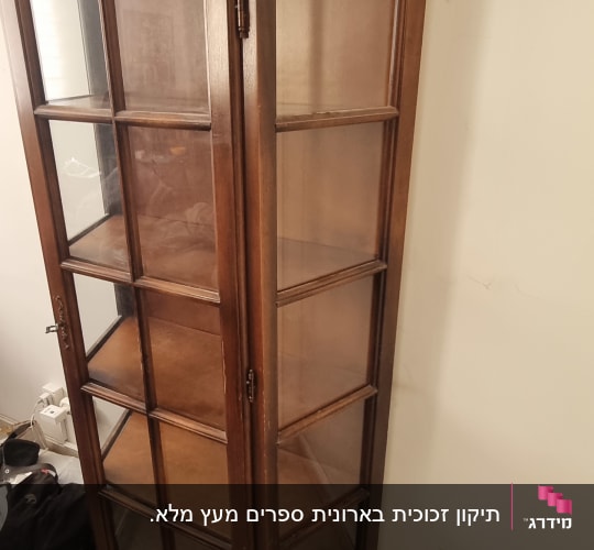 ארון עץ עם דלתות זכוכית שקופות
